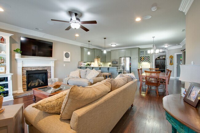 Building Photo - Adoreable 3 Bedroom 2 Bathroom Home in Nat...