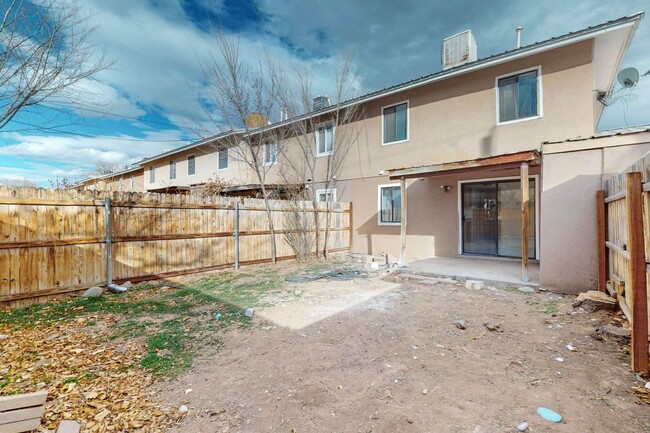 Building Photo - 3 Bedroom 1 1/2 Bath Townhouse in the hear...