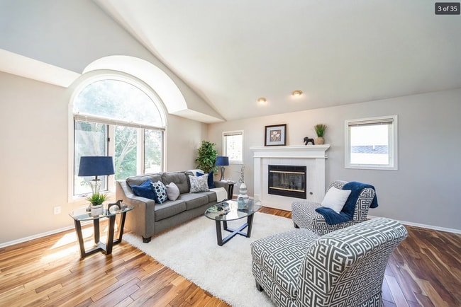 Building Photo - Desirable Clive Home with Easy Metro Access