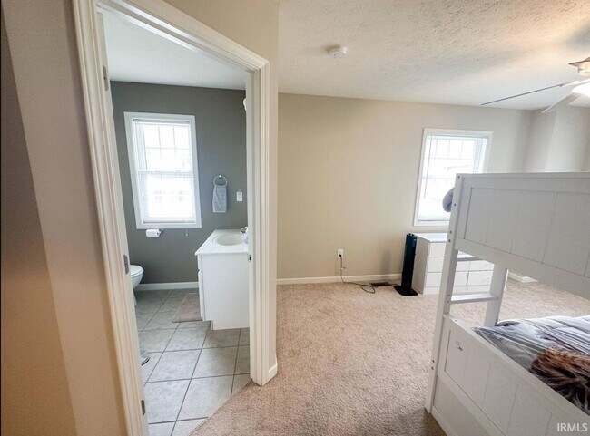 Building Photo - 1698 W Sunstone Dr