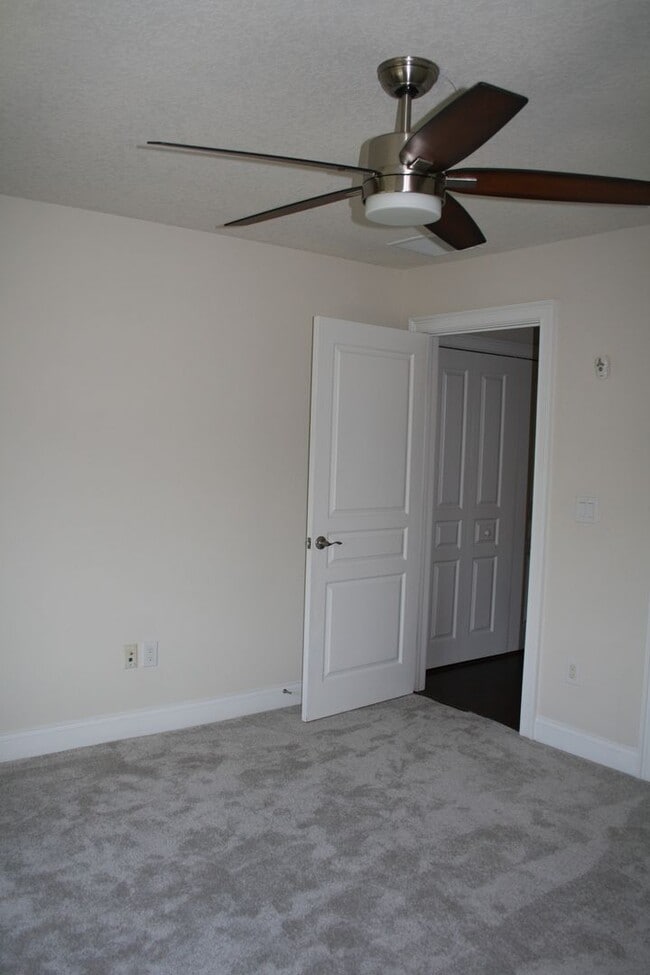Building Photo - Beautiful Townhome on Peaceful Conservatio...