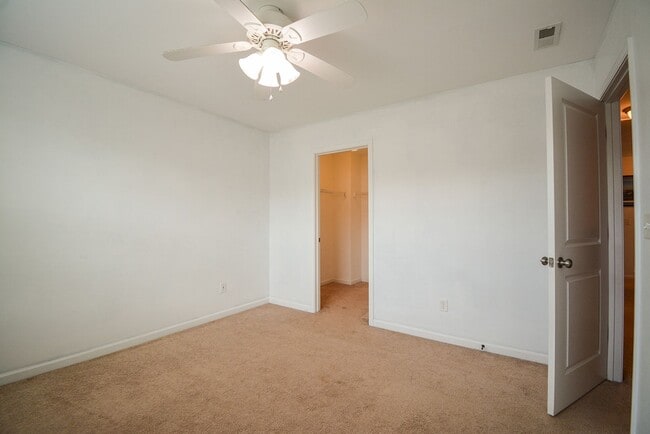 Building Photo - Gorgeous 5 Bedroom Home in Neighborhoods of Holly Ridge