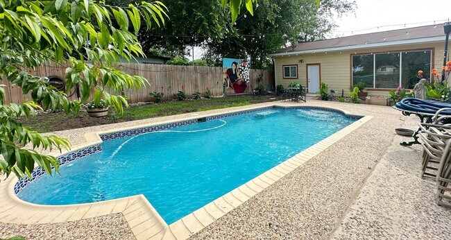 Building Photo - Gorgeous 1/1 Home Available for Immediate ...