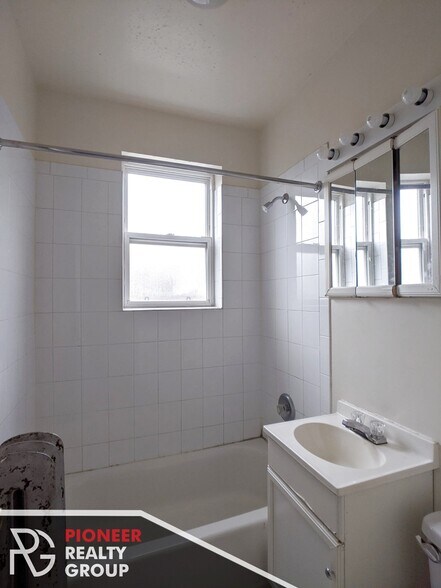 Building Photo - 928 W Dakin St