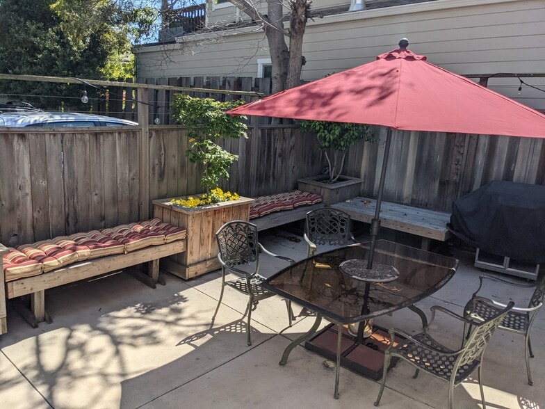 Patio for entertaining - 601 63rd St