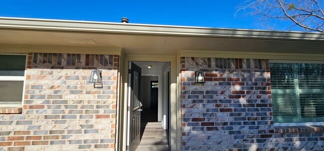 Building Photo - 1401 E Sherman Dr