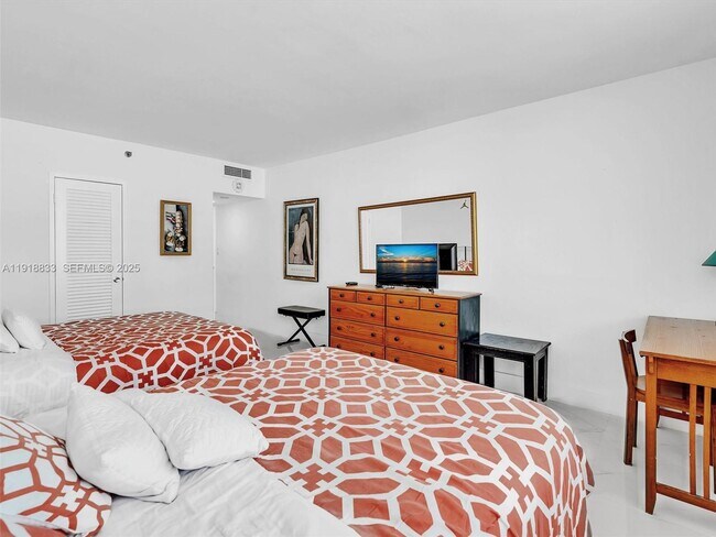 Building Photo - 100 Lincoln Rd