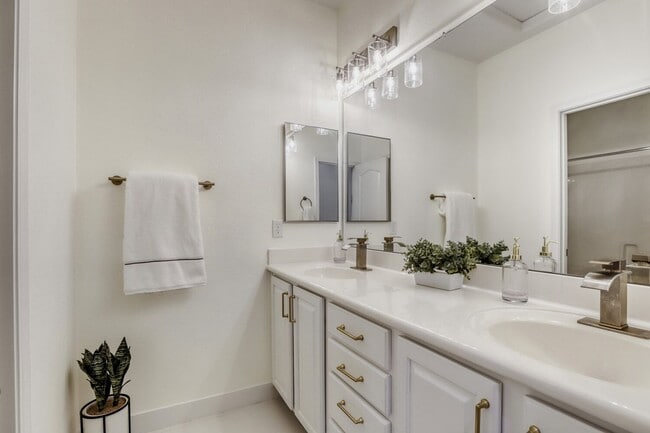 Building Photo - 800 W Howe St