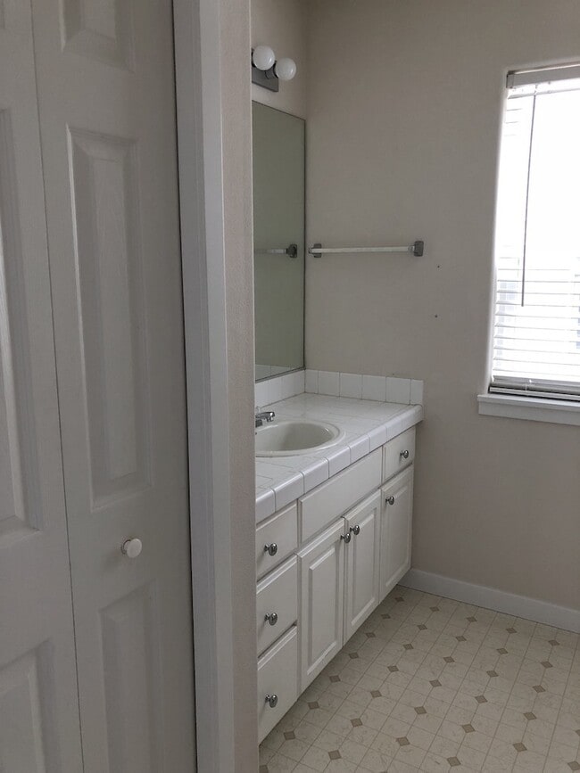 Building Photo - Beautiful Townhouse in Prime Tigard Locati...