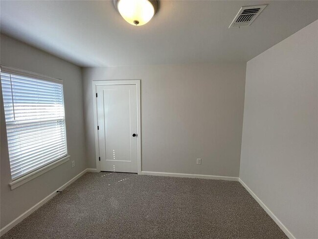 Building Photo - 413 Irish Ln