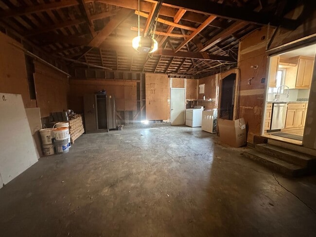 Building Photo - 3 Bedroom 2 Bathroom Home with Pool