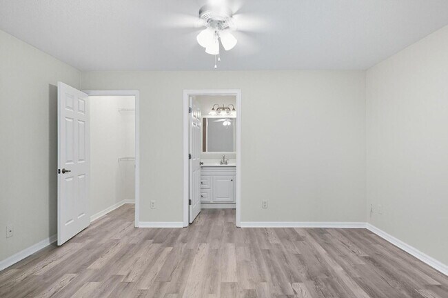 Building Photo - Popular Palm Harbor location