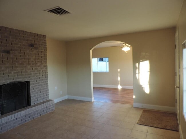 Building Photo - Dog Friendly - 4 Bedroom with Granite Counter tops.
