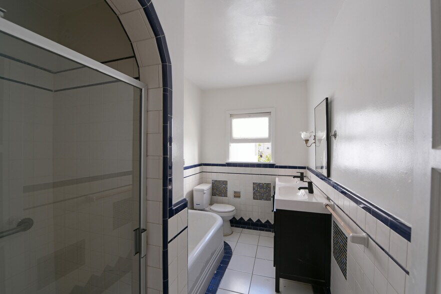 Building Photo - 913 Le Doux Rd