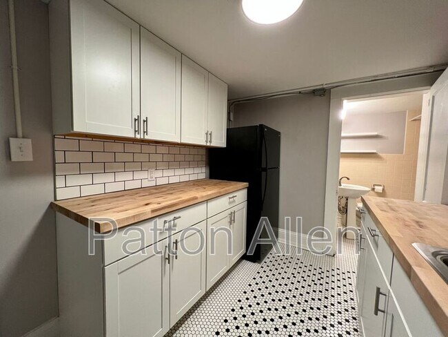 Building Photo - 205 Hillside St