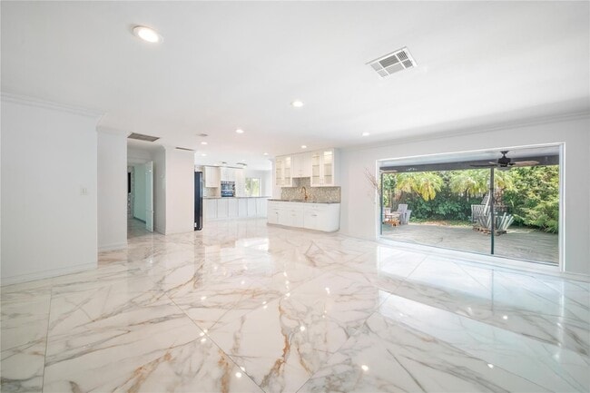 Building Photo - 16770 Lakeview Ct