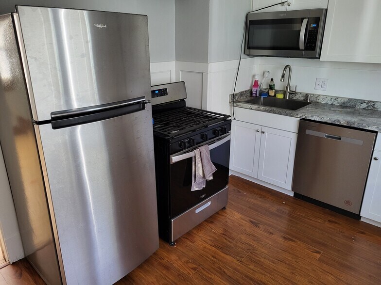 Building Photo - 227 Heath St