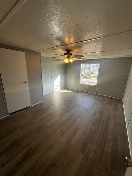 Building Photo - 842 W Popcorn Rd