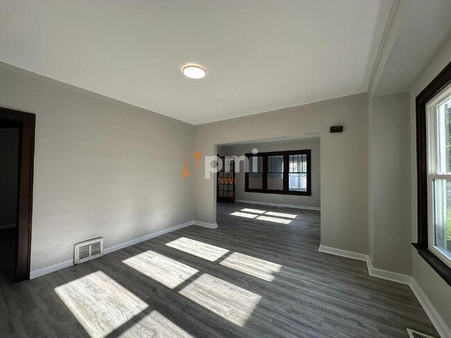 Building Photo - 1132 Drackert St