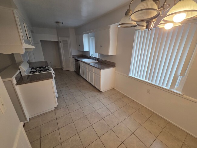 Building Photo - Charter Oak Home with 3 bedrooms, 2.5 baths