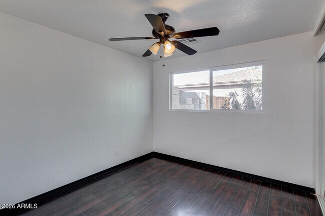 Building Photo - 1320 W 6th St