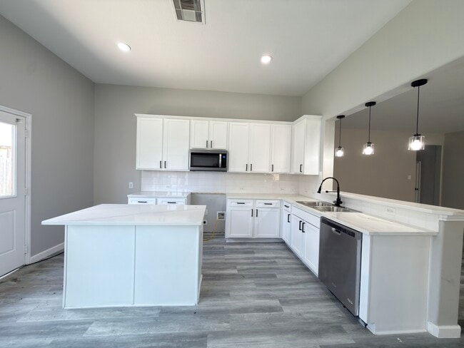 Building Photo - 9413 Savannah Holly Dr