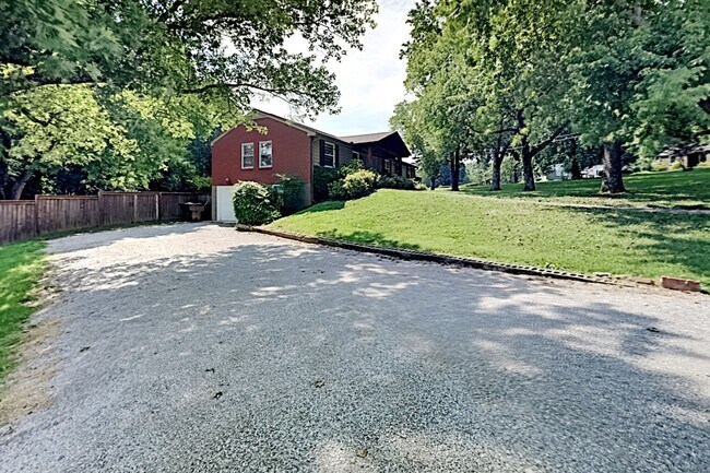 Building Photo - 534 Whispering Hills Dr