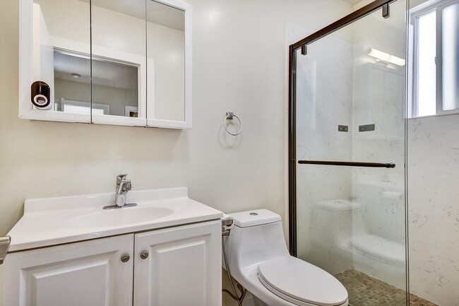 Building Photo - Spacious and Tastefully Remodeled Upper Flat