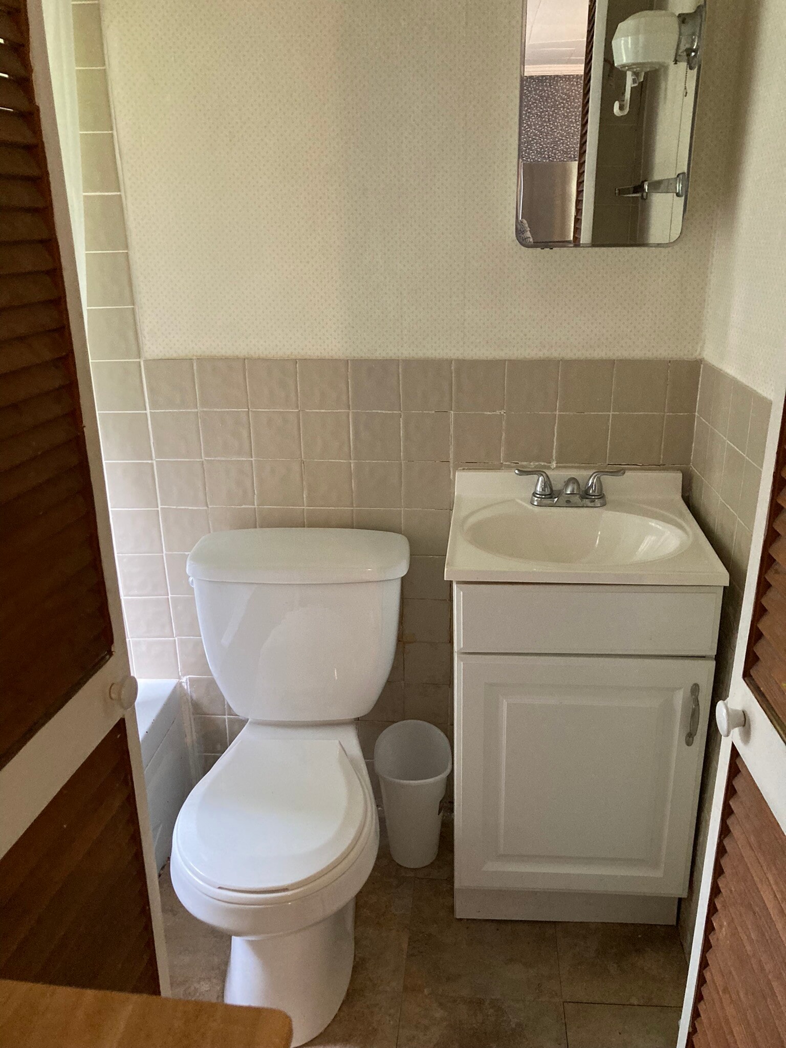 Full bathroom - 60 Grove St