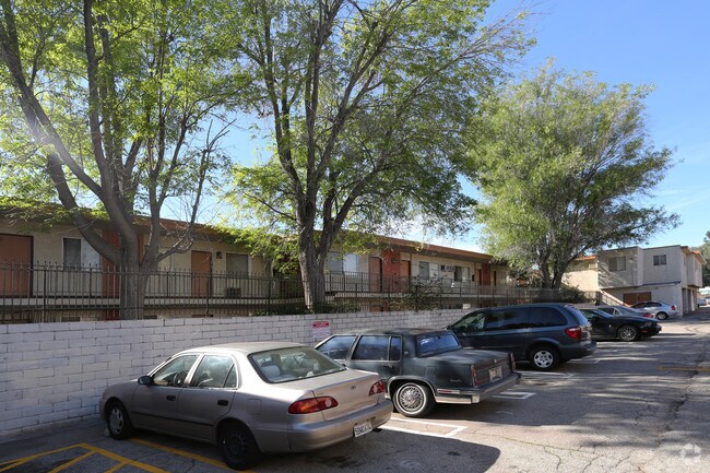 Building Photo - De Soto Place Apartments
