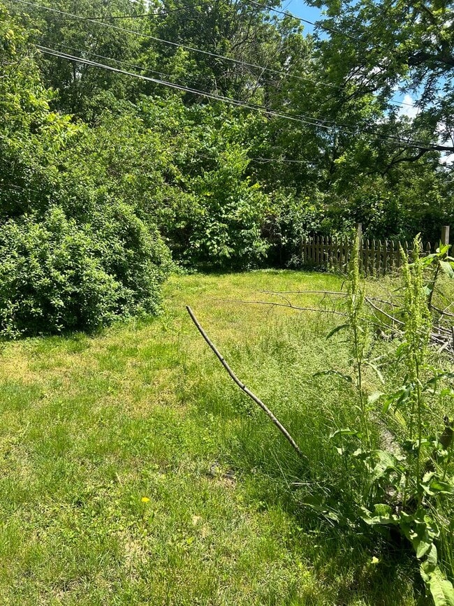 Building Photo - 3 Story Home Available Now Near Campus!