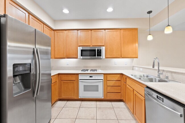 Primary Photo - Beautiful 3 BD/2.5 BA, 2 Car Garage, Townh...