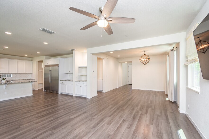 Building Photo - 4455 English Elm St