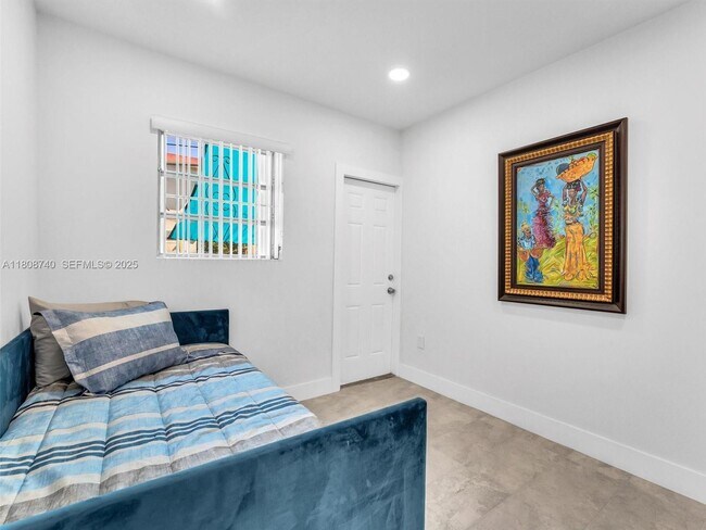 Building Photo - 5517 NW 1st Pl