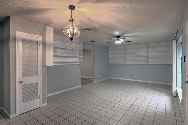 Building Photo - 2138 Lynbrook Ln