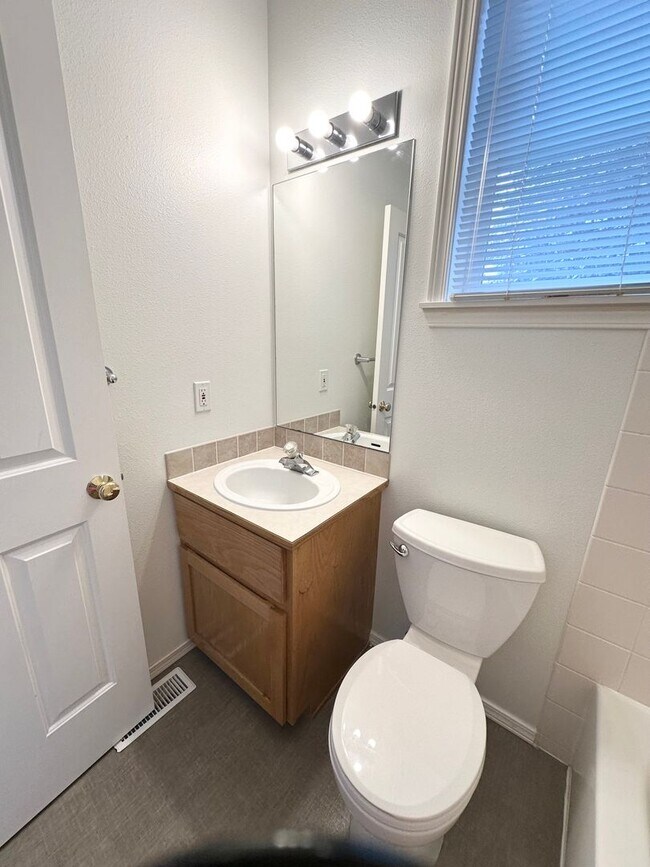 Building Photo - Great Crown Hill Townhouse Near Carkeek Pa...
