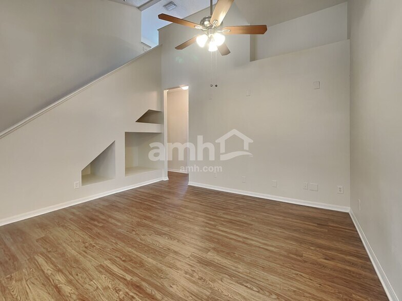Building Photo - 18212 Hollyhills Way
