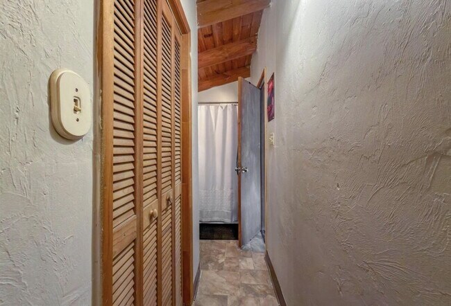 Building Photo - Spacious 1BR Retreat Near FSU & TCC – Vaulted Ceilings, BRAND NEW DECK!