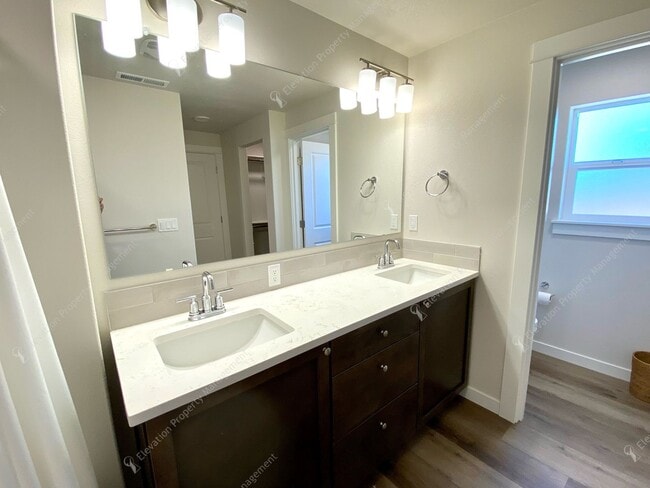 Building Photo - Modern Comfort in Northwest Redmond