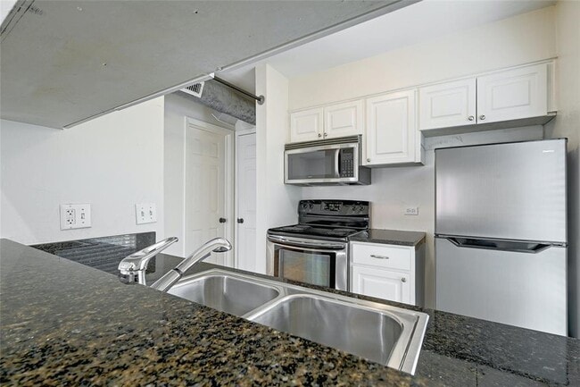 Building Photo - 1510 W 6th St