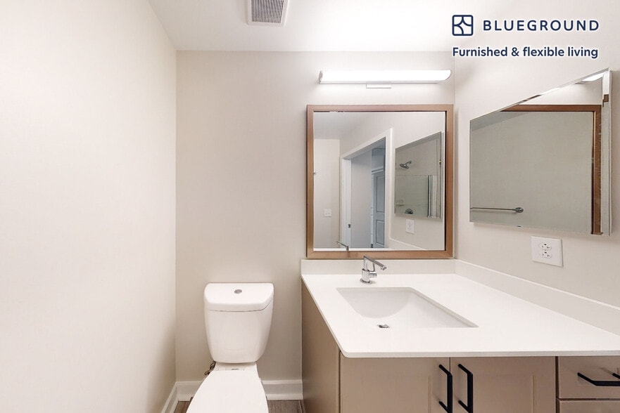 Building Photo - 555 S President St