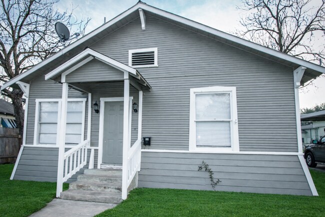 Building Photo - Convenient Home in Close Proximity to Downtown!