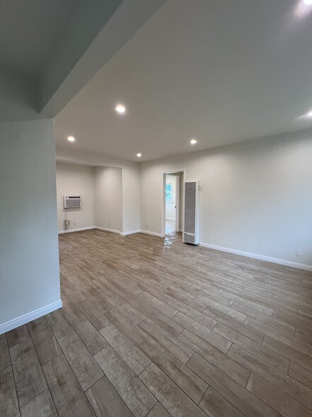 Living room - 713 W Colorado Blvd