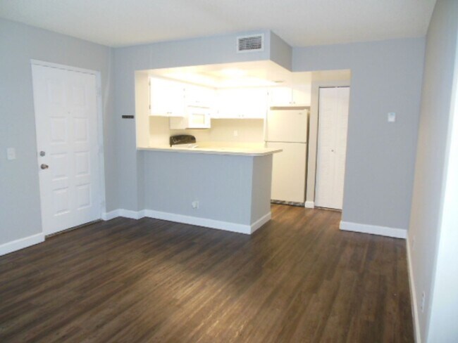 Building Photo - ONE BEDROOM ONE BATHROOM !! WATERFRONT COM...