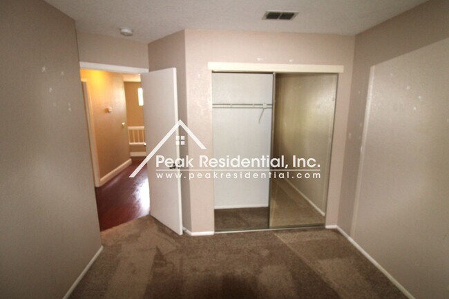 Building Photo - Spacious 3bd/2.5ba Antelope Home with 2 Ca...