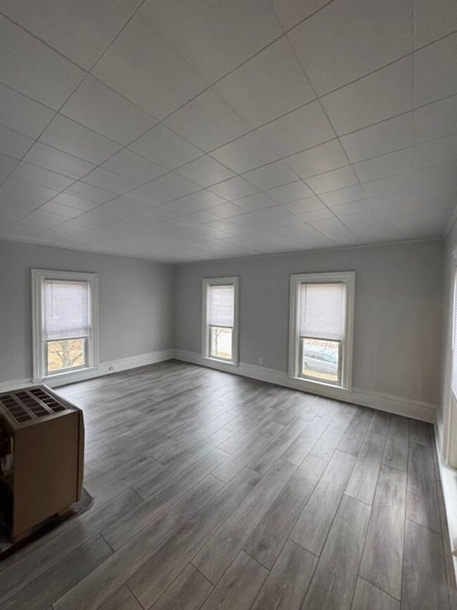 Building Photo - 302 E Washington St