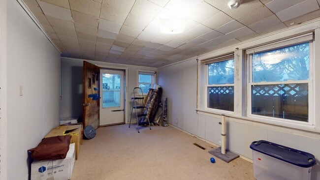 Building Photo - Walk to Restaurants and Shopping