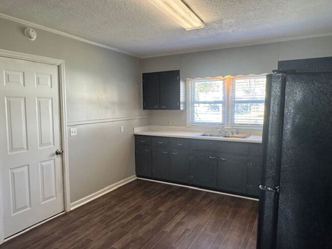 Building Photo - 2 bedroom home with garage available now!