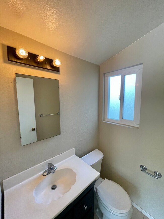 Building Photo - Beautiful 4B/2.5BA House in Oceanside w/ Attached Garage & W/D!