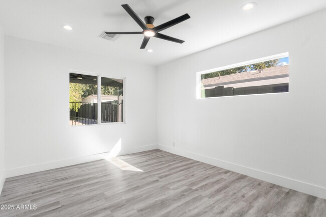 Building Photo - 2502 E Whitton Ave